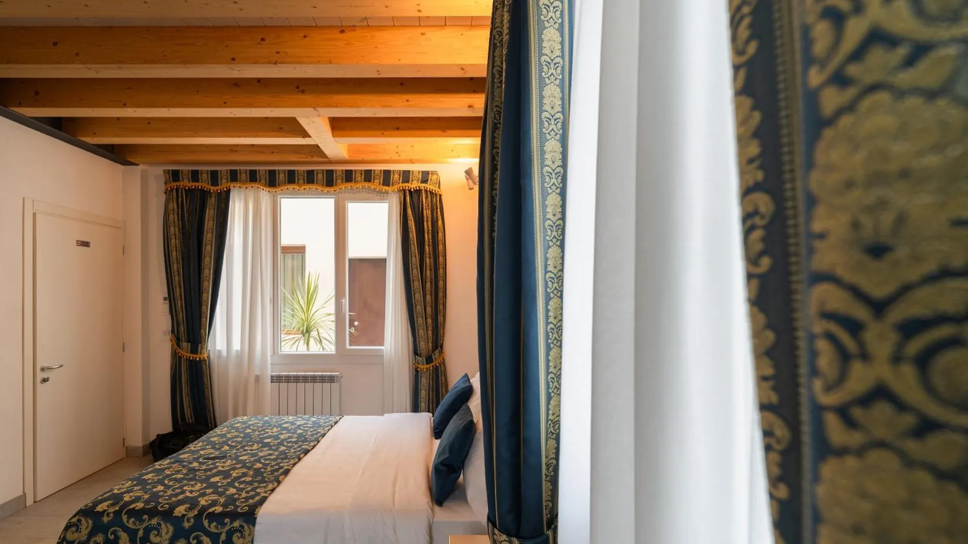 Flove' Rooms Venice 0*,  Italy